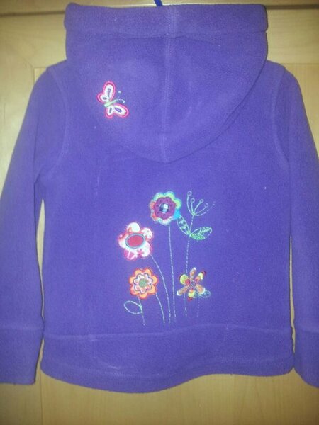Fleece-Jacke von Tom Tailor, in der Kapuze war ein Loch. Damit der Schmetterling nicht so verloren aussieht, eine kleine Blumenwiese auf dem Rücken.