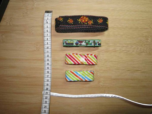 Band 2-6

2: 2,5 cm breit, Jeans bestickt
3: Webband, 1,5 cm breit
4+5: Schrägband
6: Leuchtpaspel, davon habe ich mehr als ich brauche und könnte was abschneiden
