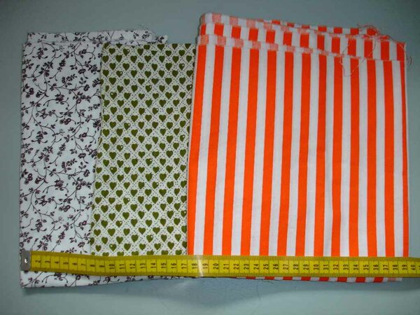 Stoff 94-96

94: BW, braune Ranken auf weiß, 50 cm x 56 cm
95: BW, grüne Herzen, genähter Kissenbezug 37 cm x 43 cm (x2) plus Rest 37 cm x 29 cm (reserviert -A)
96: BW, orange-weiß gestreift, 97 cm x 88 cm (reserviert -A)