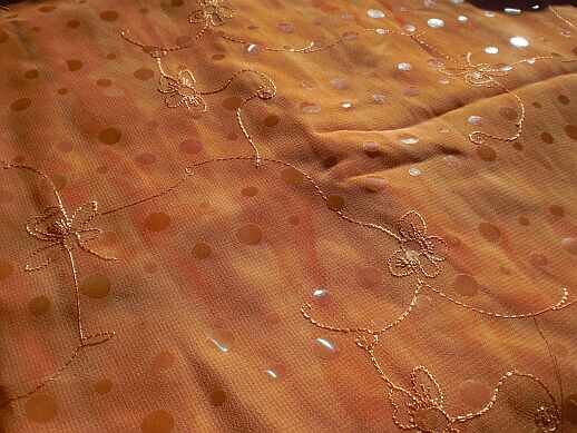 28) oranger Voile mit gestickten Ranken und aufgeklebten transparenten Pailetten