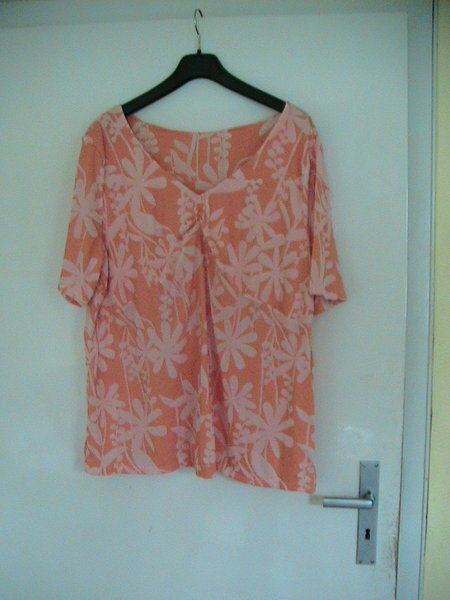 Shirt nach einem All-Woman-Schnitt, mit einer kleinen Abwandlung am Ausschnitt.