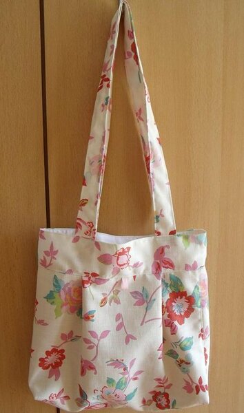Eine Schultertasche mit Rosen