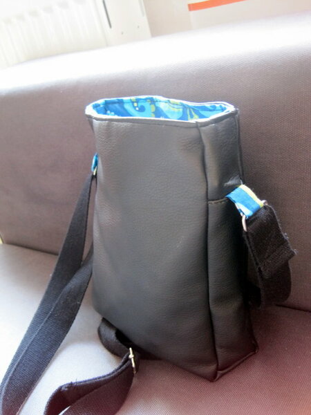 Eine schlichte Tasche aus schwarzem Kunstleder. Der Schnitt ist selbst erstellt.
Der Gurt ist verstellbar und aus weichem Baumwollgurtband.