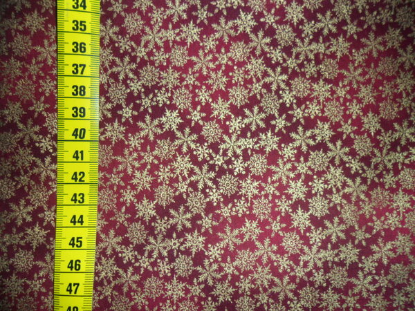 Stoff 104:
PW Hoffman fabrics Sterne gold auf rot
vorgewaschen
105 x 118 => 1,24 m²
Tauschfaktor 150 % => 1,86 m²