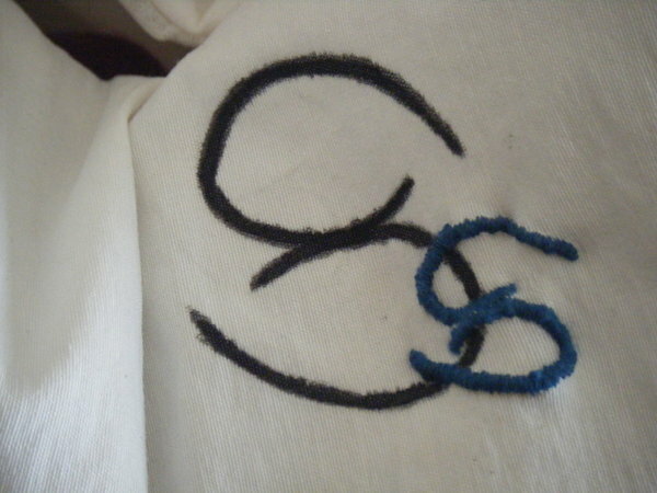 leider ist der textilstift verlaufen. obwohl draufsteht, für alle materialien. naja^^

das zweite, kleiner logo hab ich drauf genäht (gestickt? keine ahnung wie man das in diesem fall nennt:-))