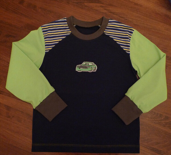 Nur noch 3 Langarmshirts im Schrank und zu warm für Pullover? Hilft nix, Jerseys rausgekramt, ein buntes Reste-Shirt muss her! (Ottobre)