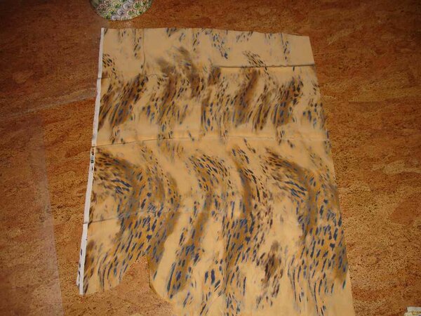 Stoff 21

Glänzender Stoff mit Tiermuster. Auf drei Bilder aufgeteilt:
1.: kompletter Teil (dieses Bild) 0,75m x 1,4m
2.: angeschnittener Teil (Stoffbruch intakt) 1,05m x 0,9m
3.: Muster