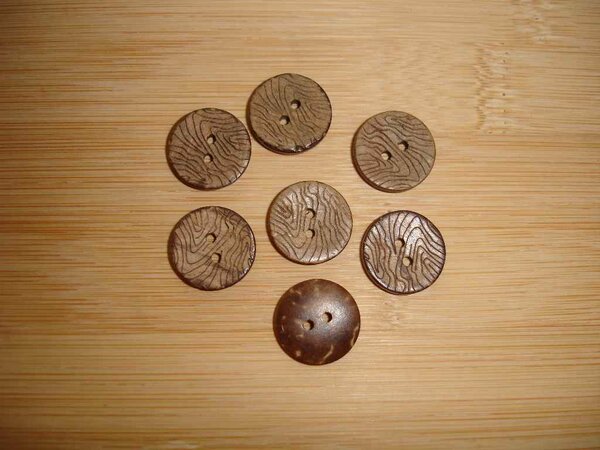 Knöpfe 9

Knöpfe aus Kokos (einer umgedreht, dmit Ihr die Rückseite seht), Durchmesser 18 mm
Davon habe ich mehrere
