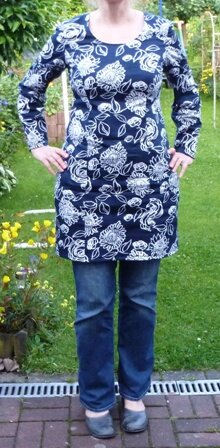 Kleid mit langem Ärmel über Jeans