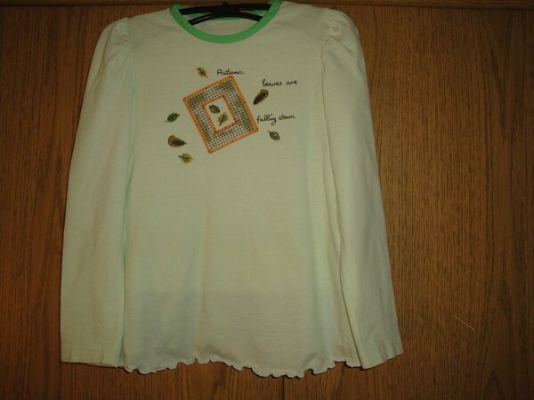 T-Shirt Gr.140 

Titelmodell aus Ottobre 1/2011 - Vorderseite, Recycling eines Longshirts, Premiere mit Rollsaum auf Overlock