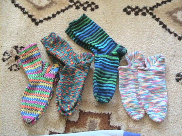 5 Paar Socken in einem Monat. Das 5. Paar fehlt, da mein Sohn es gerade getragen hat.
