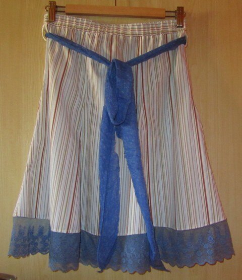 Dieser 3/4 langer Kinderrock wurde aus einem Herrenhemd und einem Damenschal (Spitze u. Gürtel) erstellt.