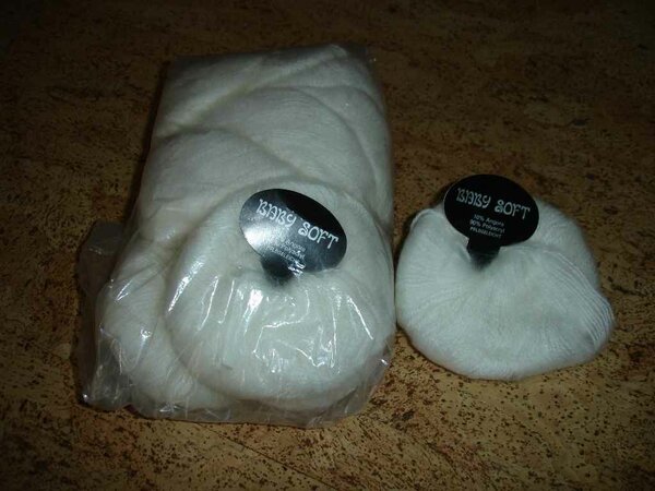 Wolle 6

Baby soft, weiss, 10% Angora, 90% Polyacryl
20 gr. pro Knäuel, 10 Stück