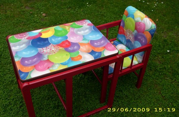 Auf dem Flohmarkt für 3€ *erschnäppchenjägert* vom Opa :) 
...nun frisch lackiert und mit neuer Luftballon-Folie verschönt ->Tisch und Stuhl für`s Enkelmädchen