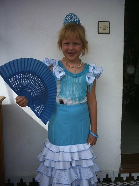 Erste Probe für ein Flamenco Kinderkostüm