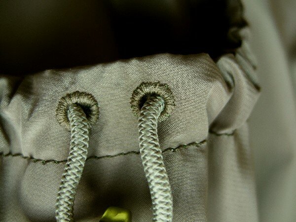 Die Löcher für die Gummikordel am Tascheneingriff von meinem Ballonmantel
Genäht mit der Lochstickeinrichtung der Bernina