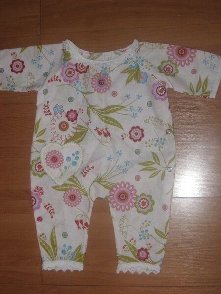 Strampler mit Blumenmuster