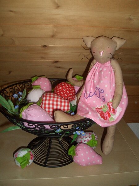 Tilda-Katze mit Erdbeeren