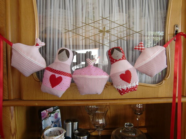 Deko-Kette aus Muffins und Matroschkas
