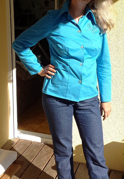 hellblaue Bluse fertig