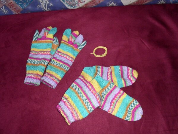 Socken und Handschuhe