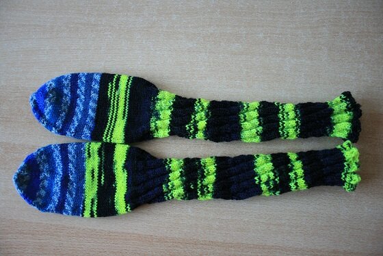 spiralsocken in neon und blau