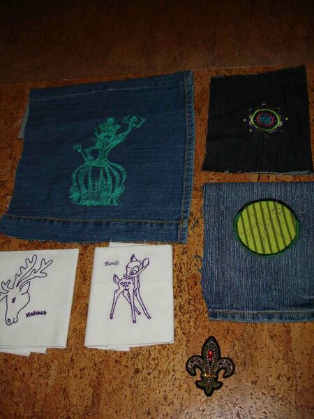 Stickis Y1-5 + Appli:

Y1: Königin von Alice im Wunderland auf Jeans 
Y2: Ornament von Flora Fox auf Jeans 
Y3: Ameisen-Applikation 
Y4: Bambi in Lila auf weisser BW 
Y5: Hirschkopf lila auf weisser BW
Lilien-Applikation
