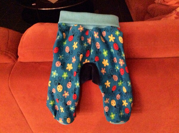 Jerseyhose in Größe 50-56
Mit kleinen Käfern