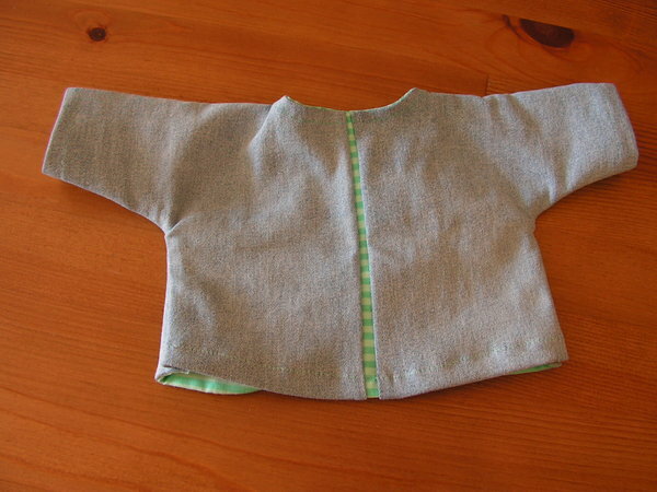 PICT0007 Der Stoff war nicht breit genug für Baby Borns neues Outfit, deshalb konnte ich nicht im Stoffbruch zuschneiden, sondern habe gestückelt :-)