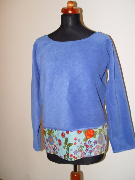 blaues Fleeceshirt, bin mir noch nicht sicher ob ich vielleicht doch oben am Ausschnitt ein Bündchen setze.
Schnitt: Freihand abgemalt von einem Kaufshirt.