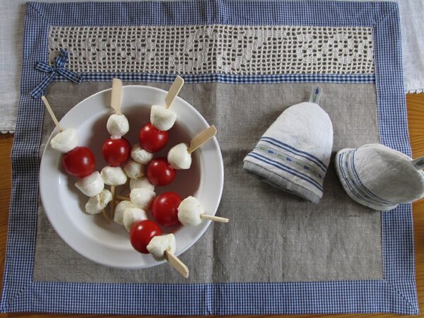 Platzdeckchen und Eierbecher
(Leinen, BW Vichy-Karo, Hyazinthenborte)