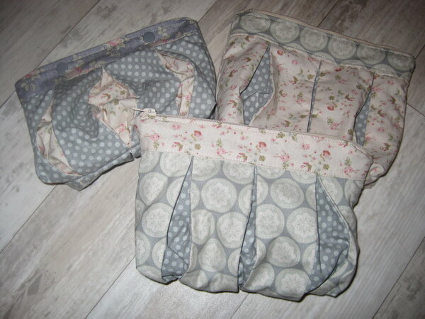 Einige Kosmetiktäschchen, die auch zu Weihnachten verschenkt wurden. Das vorderste habe ich behalten und habe dort den Kleinkram drin, den man in einer Handtasche sonst herumfliegen hat.