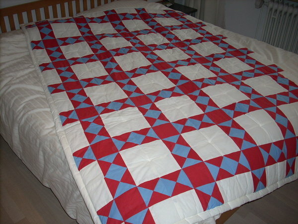 Komplettansicht meiner Patchwork-Decke. Größe 140x200cm. 100% Baumwolle (Ditte von IKEA in Natur, hellblau und rot) Die 3 Lagen wurden als Knotenquilt, immer Mittig in den naturfarbigen 4er Blocken, zusammengefügt.