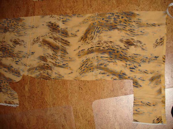 Stoff 21

Glänzender Stoff mit Tiermuster. Auf drei Bilder aufgeteilt:
1.: kompletter Teil 0,75m x 1,4m
2.: angeschnittener Teil (Stoffbruch intakt) (dieses Bild) 1,05m x 0,9m
3.: Muster