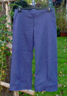 Hose ohne Seitennaht PC 00-203, 
etwas abgewandelt (verkürzt und mit Falte am unteren Hosenbein) für meine Schwester
Crash-Jeansstoff mit Elastan