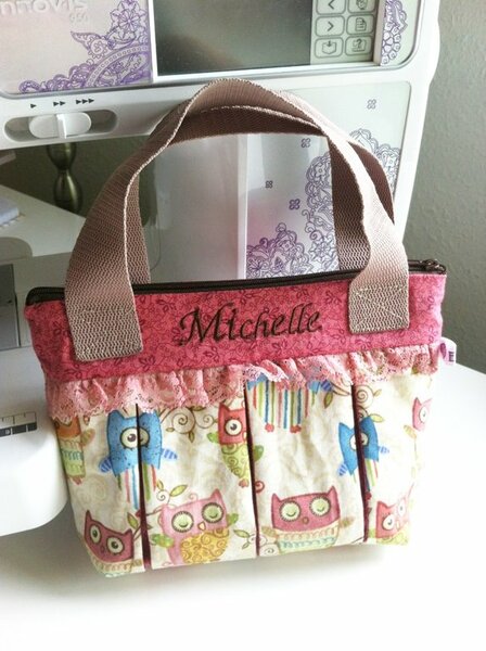 Eine Susie umfunktioniert zur kleinen Ausgehtasche mit Namen aufgestickt