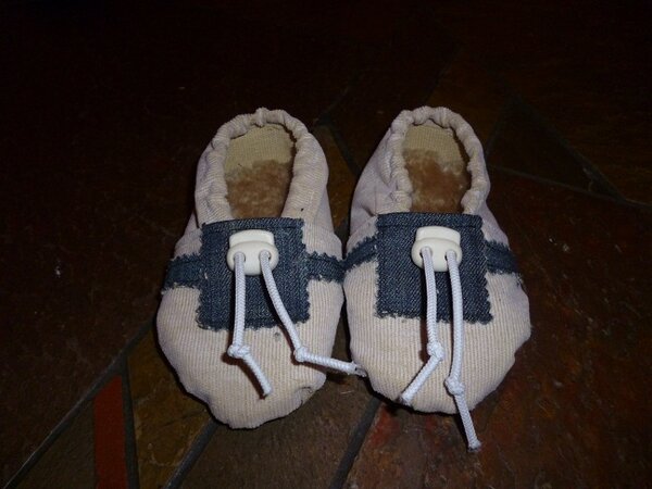Krabbelpuschen
genäht 03/2012

Das sind nun die 2. ...mal morgen sehen, ob sie passen!
Die Sohle ist übrigens aus Lammfell (war mal ein alter Autositzbezug ;)) und somit unten rutschfest und innen kuschelweich!
