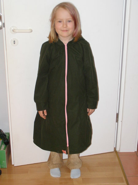 Der zweite Mantel nach Farbenmix-Schnitt-Fee, diesmal ist es ein dunkelgrüner Fleece, mein Töchterchen hätte gern einen grünen RV haben wollen, das fand ich dann doch nicht so gut, wenn sie schon keinen Tüddelkram drauf wollte.