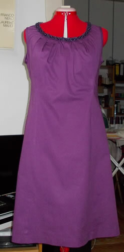Sommerkleid 101 aus BuMo 8/2007, Größe 40 in lila Stretchpopeline. Ausschnitt und Ärmel sind ohne Beleg wie bei einem T-Shirt eingefasst. Eingefasst mit einer Perlenborte.