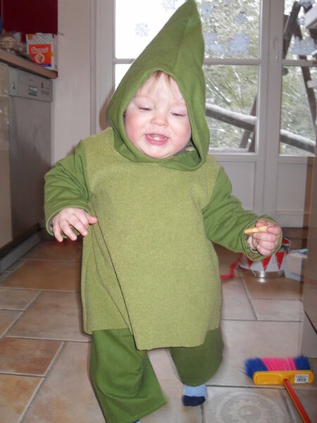 Zum Zipfenpulli eine Burdahose mit Gummizug genäht, ist alles etwas weit könnte auch gut für ein Mädchen sein