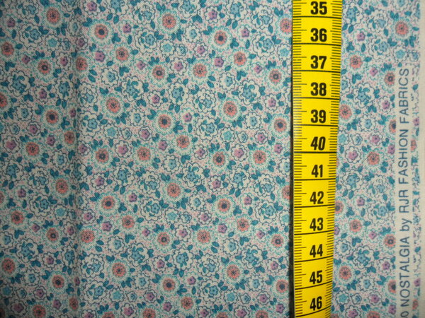 Stoff 74:
PW Streublümchen 1930 nostalgia
vorgewaschen
110 x 17 => 0,19 m²
Tauschfaktor 150 % => 0,28 m²