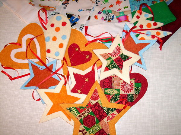 Weihnachtsdeko für die Aktion 2008 von Sany.
Meine Beutel und Kissen habe ich nicht fotografiert. Sie sind auf der karitativen HP von Sany http://www.sacarimo.info/