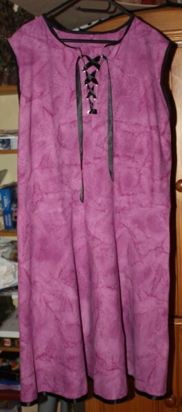 Mein erstes Kleid. Wie immer finde ich es ist noch zu verbessern, aber mit der Übung kommt auch das andere, finde ich...