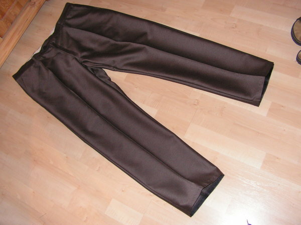 PICT0254 Hose für GöGa nach einem abgenommenem Schnitt seiner Lieblingshose. Der Stoff glänz im Original nicht, weiß auch nicht, wie das so aufs Bild kommt?!