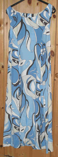 Kleid nach einem Kaufschnitt von Neue Mode, Gr. 42
Viskose-Stoff (ohne Innenfutter)