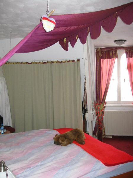 Schlafzimmer, Baldachin, Vorhaenge Fenster und "Schrank"