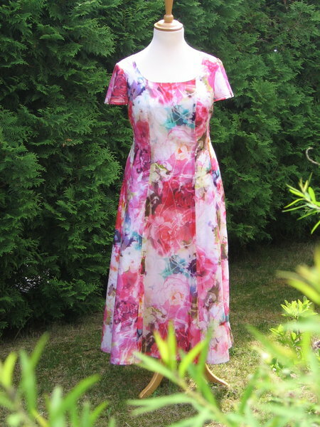 Farbenfrohes Sommerkleid aus bedrucktem Batist/ Futter=Venezia. Super leicht und angenehm zu tragen.
Schnitt selbst aufgestellt.www.dbncreativ.de