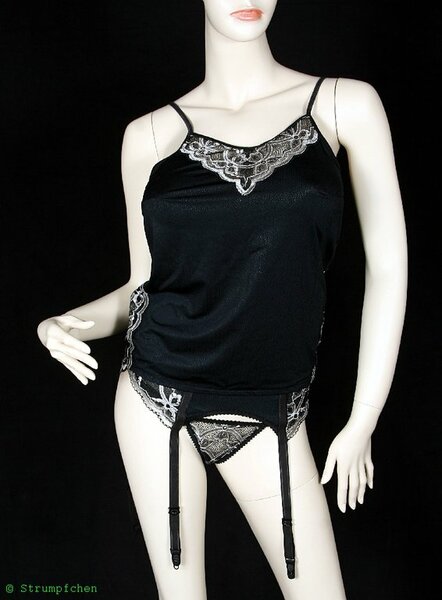 - Top "Lisa" (Schnitt von Sewy)
- Strumpfhalter "Valerie" (Schnitt von Sewy)
- String Tange "Angelica" (eigener Entwurf)