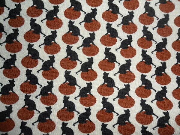 Stoff 92:
Interlock weich und dick (Viscosemischung) mit Katzen
vorgewaschen
150 x 78 => 1,17 m²