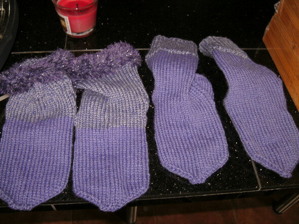 2 Paar Haus-Socken an einen Lila-Fan